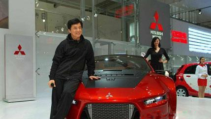  成龙 现身三菱 汽车 展台