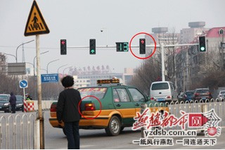 五岔路口装右转信号灯 多数司机视而不见