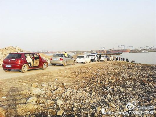 楚天都市报讯 图为:8辆车滞留在天兴洲汽渡码头 网友微博照片 (记者李力力 通讯员刘桑萍 实习生王梓娴)昨日下午,市民周小姐等人遭遇惊心两小时,本应在下午5时出现在天兴洲汽渡码头的船,迟迟没有出现。经过警方协调,船员及时赶回,周小姐等人返回岸上。 昨日下午5时47分,微博名为晨晨煌的市民发出求助微博:天兴洲汽渡码头现有8辆车,妇女儿童老人若干,被困在岛上。该微博立即引起多方关注。 昨晚8时许,记者赶到青山镇汽渡码头时,四周一片漆黑,仅有一艘停靠在岸边的汽渡船有微弱的灯光。记者在码头一侧的墙