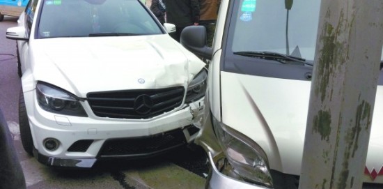 面包车撞豪车负全责 修车费超20万自己出