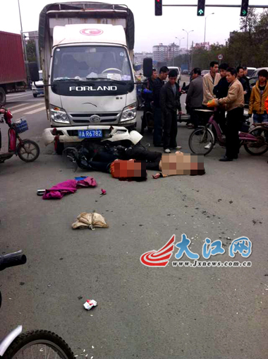 南昌:骑电动车闯红灯被撞 致两妇女重伤