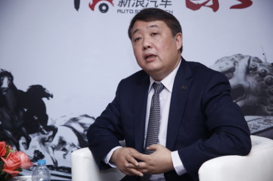 东风裕隆执行副总经理陈力做客新浪汽车访谈间 新浪汽车:各位新浪的网友大家好,欢迎大家关注新浪汽车,现在呢我们是在2012北京国际车展的现场,非常容幸的为大家介绍一下,现在我们作客嘉宾聊天室的嘉宾,他是东风裕隆执行副总经理陈总。 陈力:新浪网友们大家好。 新浪汽车:首先我们还是想先请陈总给我们介绍一下本次车展的情况,其中您可以用你的一句话,把您最喜欢的一款裕隆车型向网友推荐一下。 陈力:东风裕隆是携着东风旗下的三个品牌来参展。一款是纳智捷二代CEO,第二款是我们一个SUV的两驱的一个旗舰车