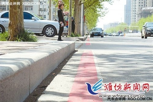 潍坊路边红色边缘线警示车辆禁止停车