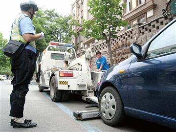 市内4区8路段限时停车 1天400车超时被罚