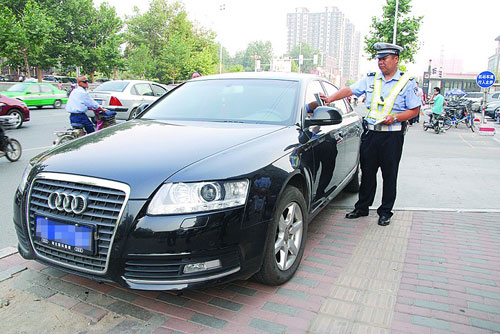 石家庄市非法停车警告书出街 有效果