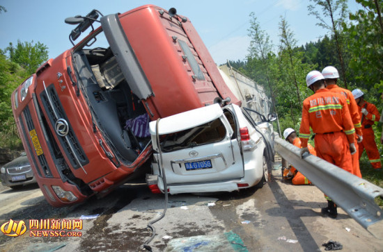 水泥罐车压扁轿车图片_WWW.66152.COM