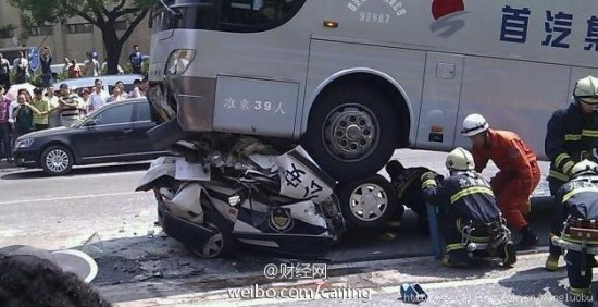 北京一辆警车遭首汽大巴车碾压(10)