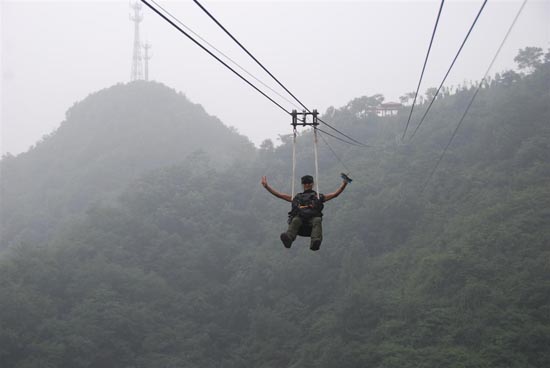 玩滑索道咯