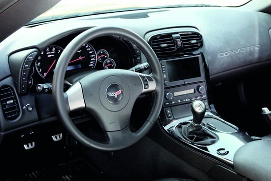 道奇车内按键图解_图解大全 Corvette Z06 坐入这款科尔维特的Z06车内,说实话,我感到它在内饰的设计上不像那外观来得高雅和大胆,似乎有些保守,细致的做工下,我觉得还是有点像上世纪90年代的设计风格,那巨大的仪表盘、简约的方向盘、外观普通的出风口和中控台,或许这样的设计风格目的是让它体现出一款平民跑车应有的本质吧。经过好奇的我对这款车内部功能的一系列探索后发现,科尔维特Z06在内饰用料和做工上真的非常细腻和人性,车上的所有按钮都被设置在了你触手可及的地方,而座椅的舒适性也是我在诸多跑车中经过体验最为突出的。 打开