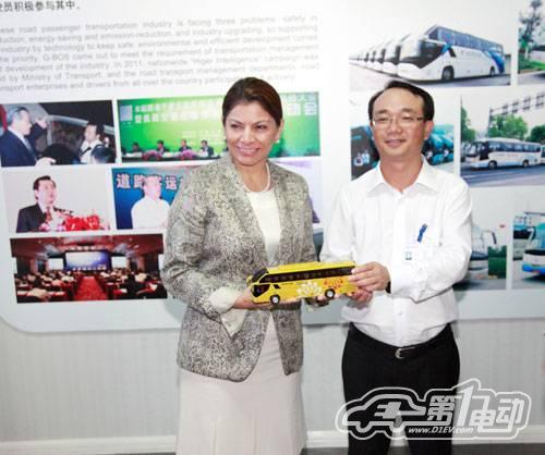 哥斯达黎加总统参访苏州金龙海格客车