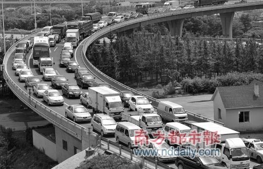 暴雨冲断多条铁路 辽宁交通瘫痪