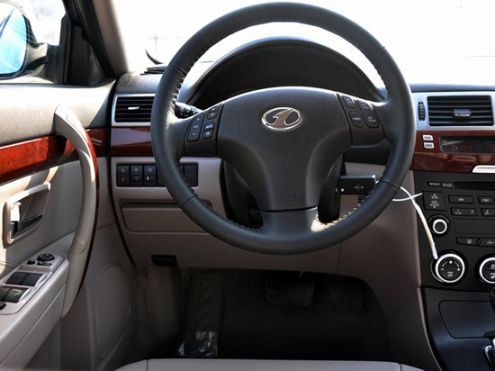 试驾一汽奔腾B70 气势锋利不凡