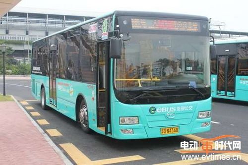 五洲龙油电混合动力客车高清图片