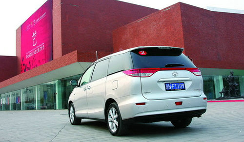 【全文】:驾驶丰田普瑞维亚高档商务车 完美弹