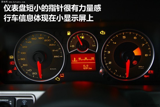 外观: 与大多数跑车张扬个性的外观不同,名爵TF的外形并不是非常的夸张。水滴形双前大灯有着超酷的浅黑色磨砂底色,像一副浅色墨镜下掩盖着锐利的目光。密实的王字形进气隔栅设计比较含蓄,整个前脸看上去十分俊美。 侧面看,TF有着完美的腰线,从车头部位缓缓地延伸至车窗底部,然后斜斜地上扬至车尾部位,运动感十足,而车门后方右侧的进风口更是强调了这是一款中置发动机的跑车。由于是中置发动机,TF的尾部显得非常饱满。 黑色的车顶与亮丽的车身相辉映,显得气度非凡,当让你也可以打开车顶让自己与天空融合在一起。此外,这